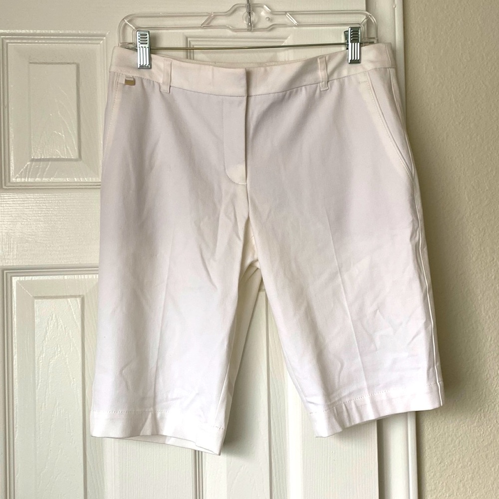 NWT White House Black Market Women’s white Bermuda shorts. Sz 4